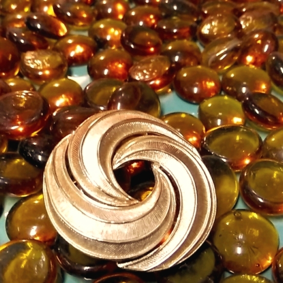 VINTAGE CROWN TRIFARI BROOCH - Picture 6 of 6